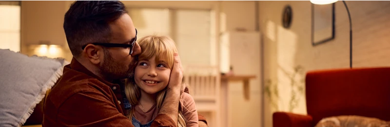 padre felice con sua figlia dopo aver sottoscritto un contratto con Enel per la fornitura di energia elettrica