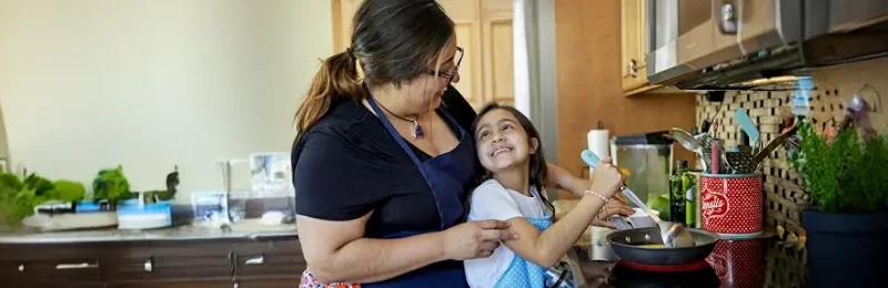 madre e figlia cucinano felici dopo aver sottoscritto un contratto per la fornitura di gas con Enel