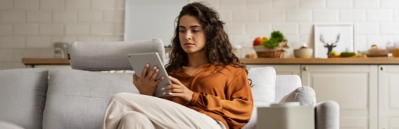 ragazza che stipula su un tablet un contratto per la tariffa internet di Enel